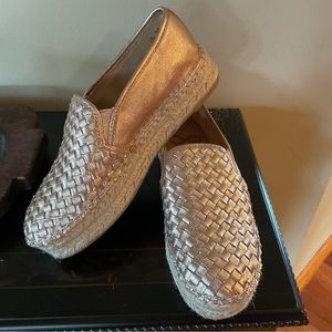 NEW SAM EDELMAN SHOES IN GOLD.